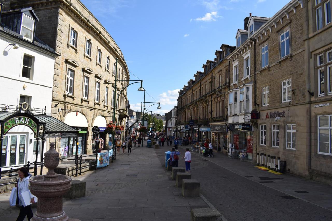 The Buxton Retreat A Luxurious 3-Storey Townhouse With Four Poster Bed And Double Jacuzzi Bath" Luaran gambar
