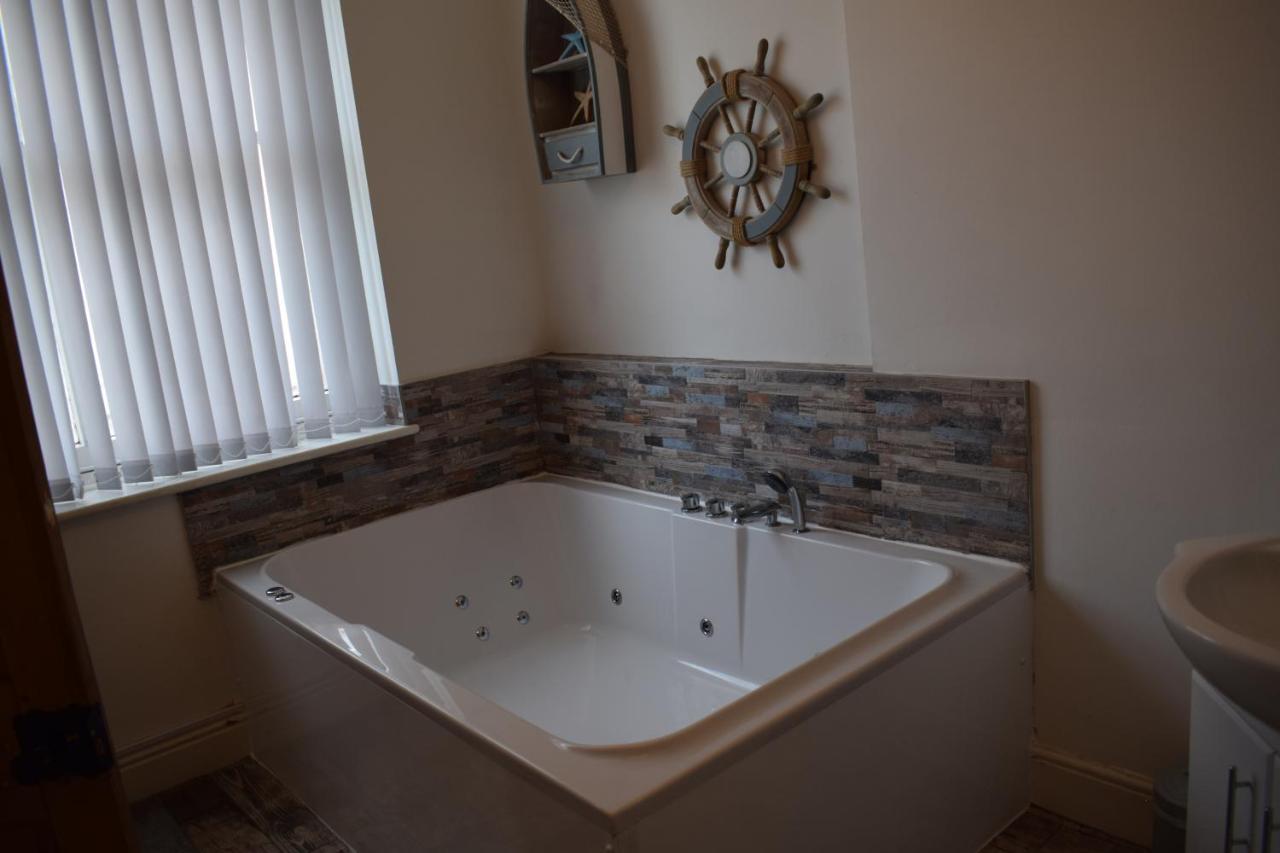 The Buxton Retreat A Luxurious 3-Storey Townhouse With Four Poster Bed And Double Jacuzzi Bath" Luaran gambar