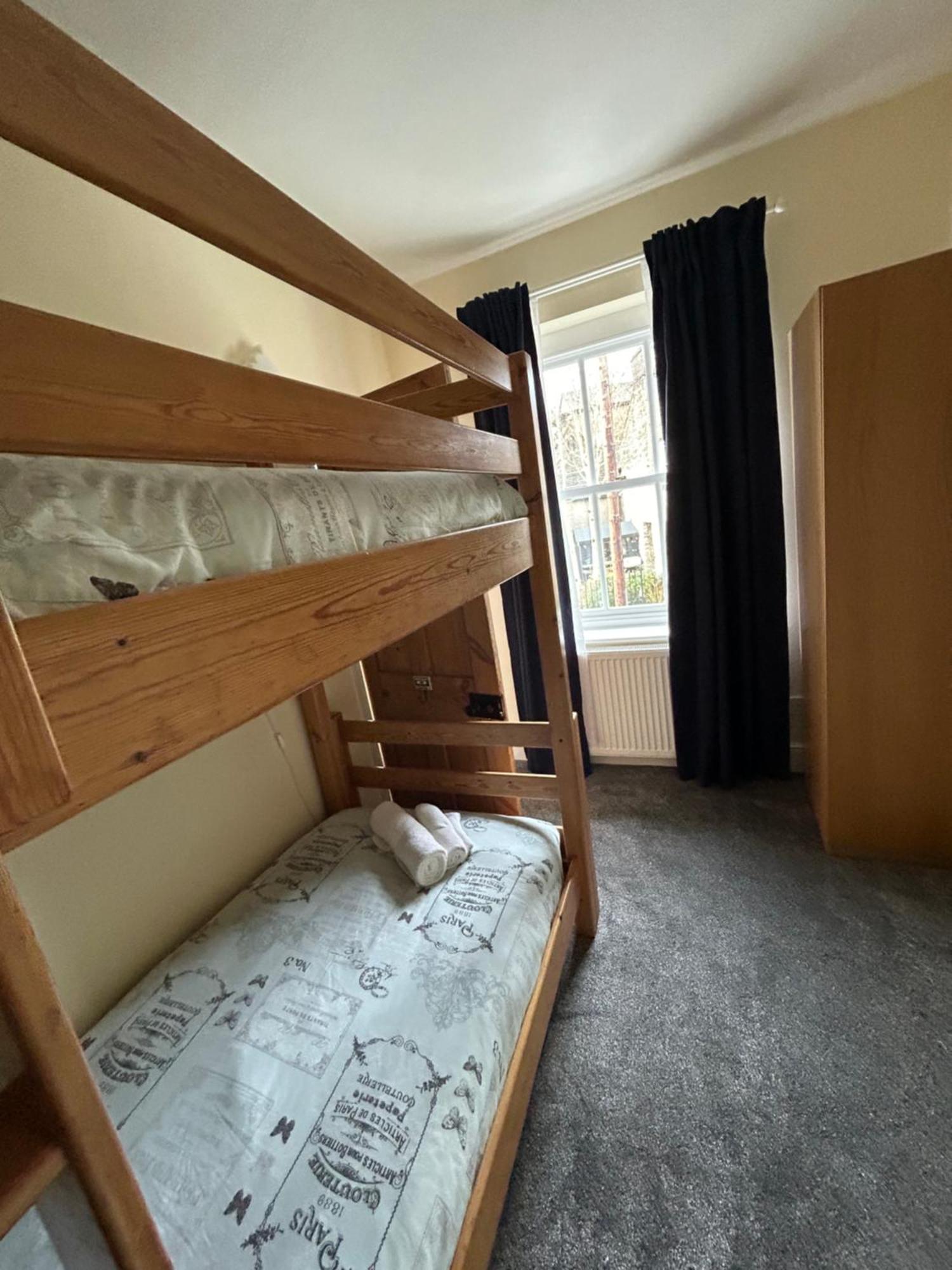 The Buxton Retreat A Luxurious 3-Storey Townhouse With Four Poster Bed And Double Jacuzzi Bath" Luaran gambar