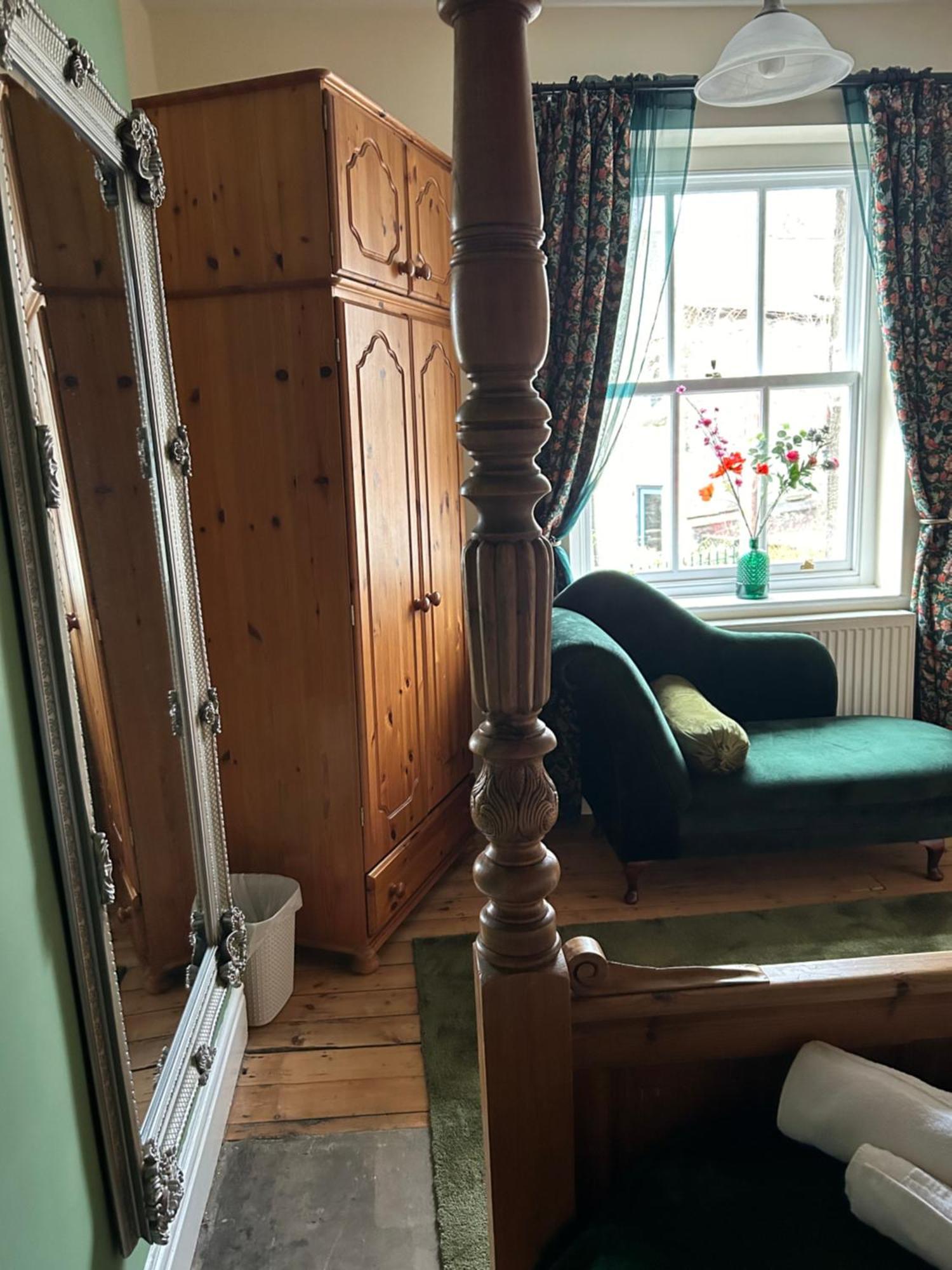 The Buxton Retreat A Luxurious 3-Storey Townhouse With Four Poster Bed And Double Jacuzzi Bath" Luaran gambar