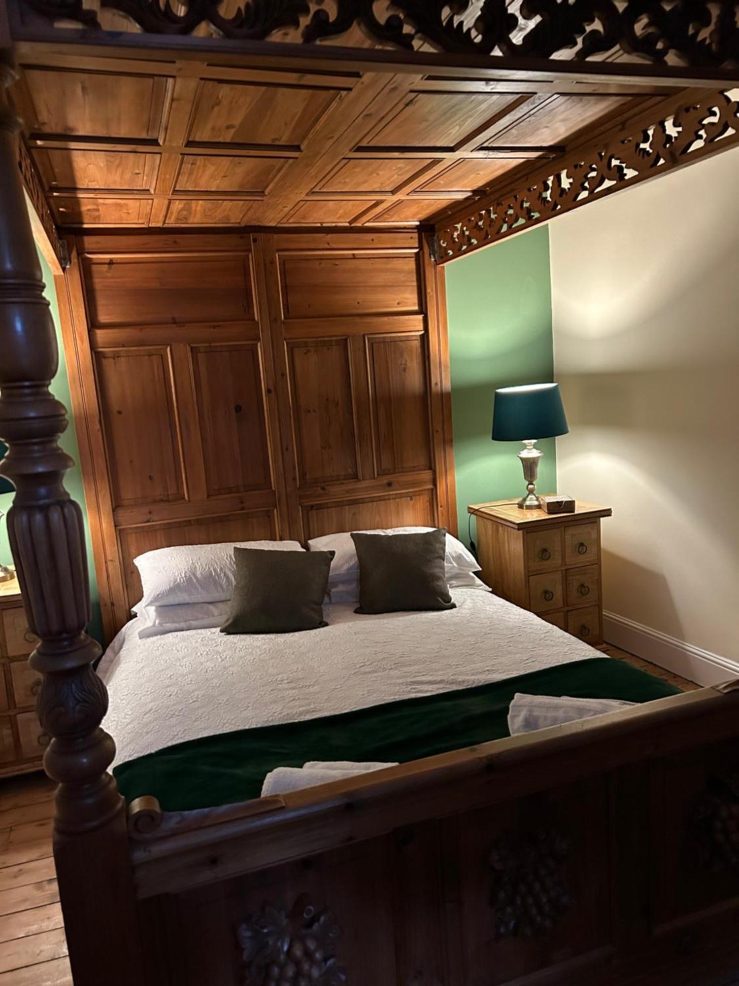 The Buxton Retreat A Luxurious 3-Storey Townhouse With Four Poster Bed And Double Jacuzzi Bath" Luaran gambar