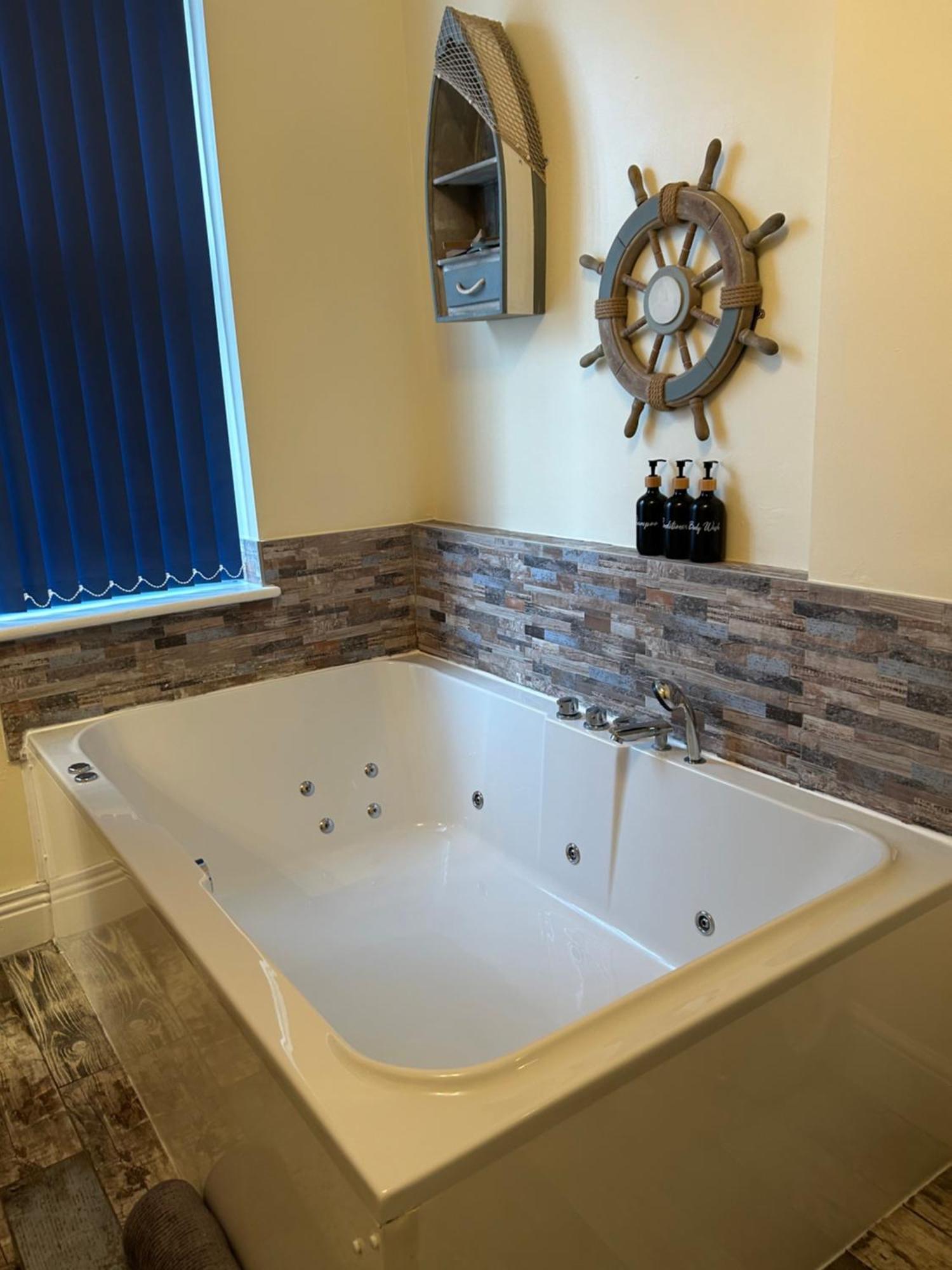 The Buxton Retreat A Luxurious 3-Storey Townhouse With Four Poster Bed And Double Jacuzzi Bath" Luaran gambar